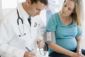 беременная женщина на приёме у врача