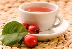 чашка чая и ягоды шиповника