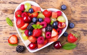 фруктовое ассорти из свежих ягод