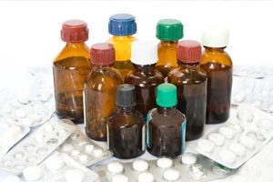 таблетки и баночки с лекарствами